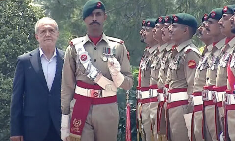 ایرانی صدر کی وزیراعظم ہاؤس آمد، شہباز شریف کی جانب سے پرتپاک استقبال،گارڈ آف آنر بھی پیش کیاگیا