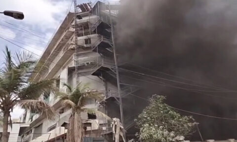 کراچی : لانڈھی ایکسپورٹ پروسسنگ زون کی فیکٹری میں آتشزدگی ، 5 منزلہ عمارت منہدم ، 7 افراد زخمی