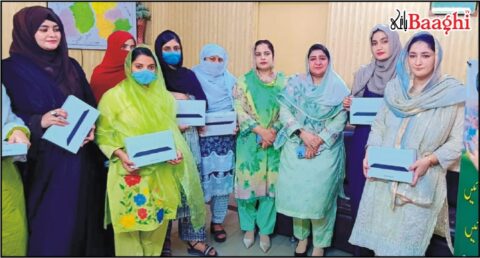 گوجرانوالہ: اساتذہ میں ٹیبلٹس، طلبہ میں تعلیمی سامان تقسیم