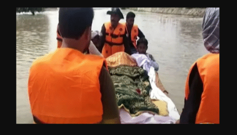 بہاولپور سیلاب، جنازہ کشتی کے ذریعے قبرستان منتقل