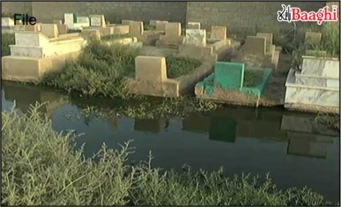 ڈہرکی: قدیمی قبرستان میں گندا پانی داخل، قبروں کی بے حرمتی پر شہری برہم