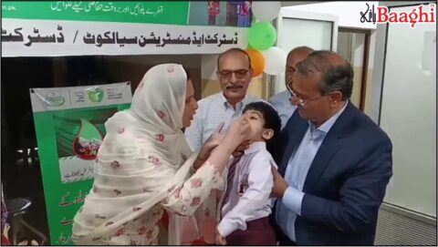 سیالکوٹ: 4 روزہ قومی انسدادِ پولیو مہم کا افتتاح، 7 لاکھ 95 ہزار سے زائد بچوں کو قطرے پلانے کا ہدف