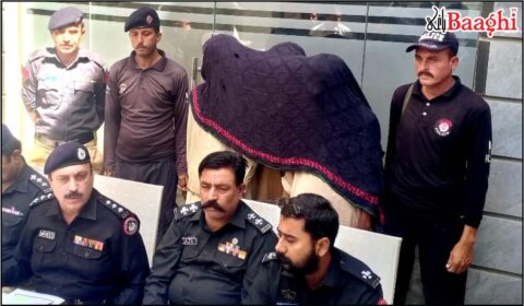 ٹھٹھہ: پولیس کا بڑا ایکشن، کیش سنیچنگ گینگ گرفتار، 5 لاکھ نقدی، اسلحہ اور موٹر سائیکل برآمد