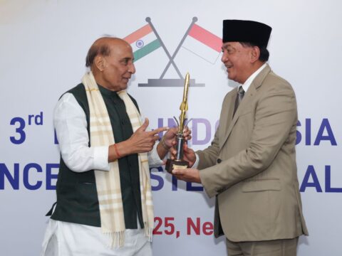 انڈونیشیا کے وزیردفاع کو راج ناتھ سنگھ نے براہموس کا ماڈل پیش کیا