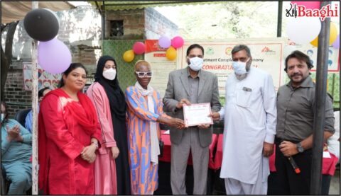 گوجرانوالہ ڈی ایچ کیو ہسپتال میں ٹی بی کے مکمل علاج پانے والے مریضوں میں سرٹیفکیٹس تقسیم