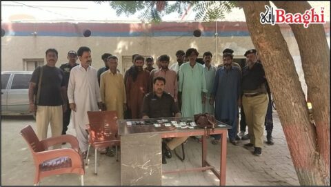 گھوٹکی: جوئے کے اڈے پر پولیس کا چھاپہ، 14 ملزمان گرفتار، نقدی، موٹرسائیکلیں اور تاش برآمد