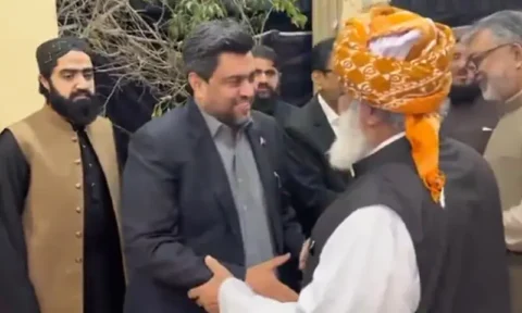 ایم کیو ایم وفد کی مولانا فضل الرحمٰن سے ملاقات، آئینی ترمیم پر مشاورت