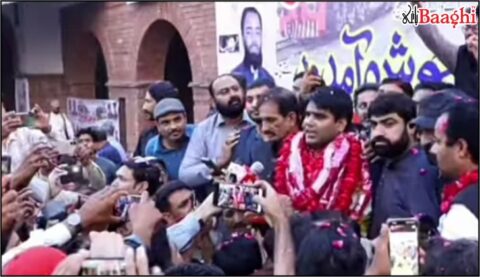 اوکاڑہ: آر یو جے ٹرین مارچ کا شاندار استقبال، صحافیوں نے پھولوں کی پتیاں نچھاور کر دیں