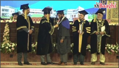 سیالکوٹ کے نوجوان عابد محمود نے ایم ایڈ  میں فرسٹ پوزیشن حاصل کر کے گولڈ میڈل اپنے نام کر لیا