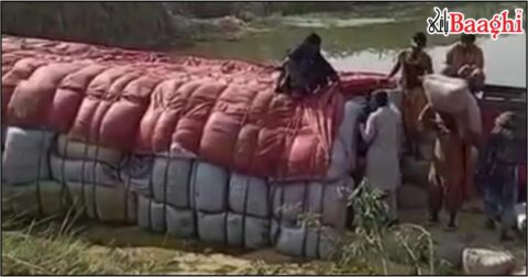 میرپور ماتھیلو: ٹنڈو پھاٹک کے قریب لوڈ ٹریلر الٹ گیا