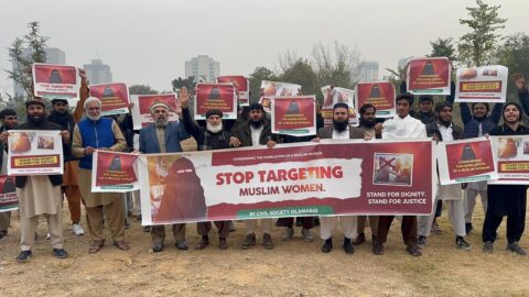 ویڈیو:بہار کے وزیر اعلیٰ نتیش کمار کی جانب سے زبردستی خاتون کا نقاب کھینچنے پر اسلام آباد میں احتجاج