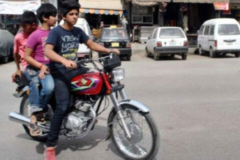 کم عمر موٹر سائیکل چلانے والے طلباء بارے نیا فیصلہ،والدین ہوشیار