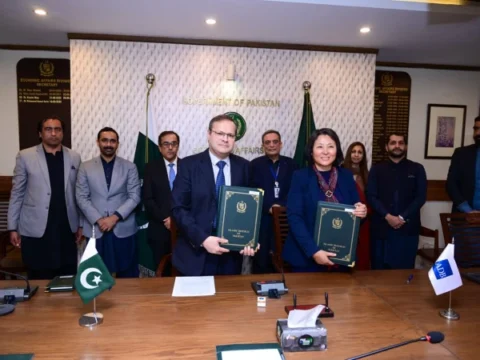 وفاق اور ایشیائی ترقیاتی بینک کے درمیان 730 ملین ڈالر  کے دو اہم منصوبوں پر دستخط