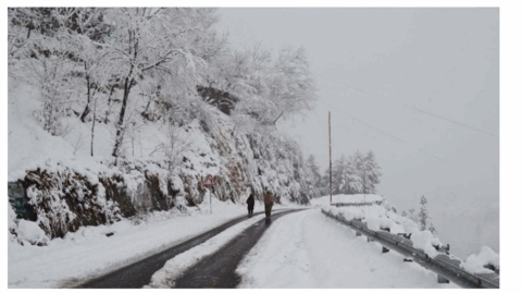 خیبر پختونخوا، آزاد کشمیر اور گلگت کے پہاڑی علاقوں میں وقفے وقفے سے برفباری