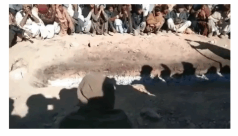 دکان میں چوری کا شبہہ، 8 افراد کو دہکتے انگاروں پر چلادیا گیا