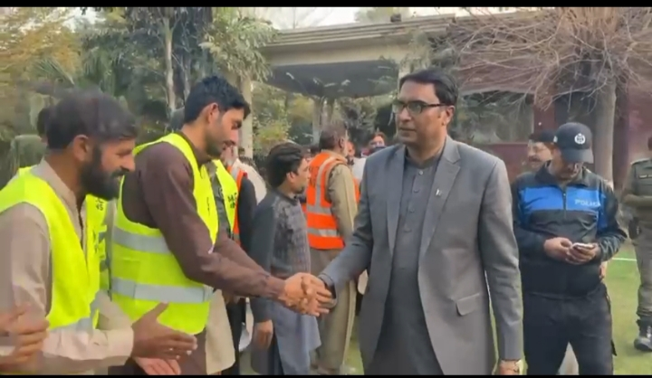 ننکانہ صاحب: میونسپل کمیٹی میں مالیوں و دیگر ملازمین کیلئے اعزازیہ کی تقریب، 31 ملازمین میں فی کس 10 ہزار روپے تقسیم