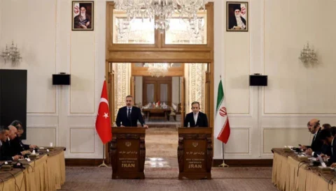 ترک وزیرِ خارجہ کی تہران میں پریس کانفرنس، اہم امور پر تبادلۂ خیال