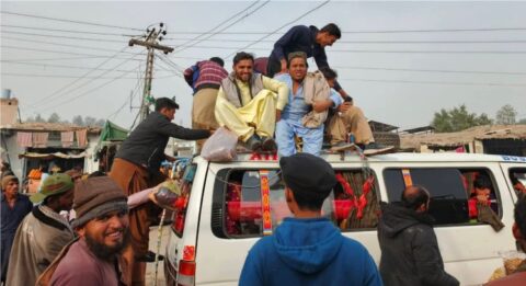 میرپور ماتھیلو اور گردونواح میں مسافروں کا گاڑیوں کی چھتوں پر خطرناک سفر، حکام خاموش