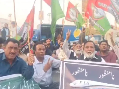 پی آئی اے ملازمین کا نجکاری کیخلاف بلاول ہاؤس چورنگی پر احتجاجی مظاہرہ