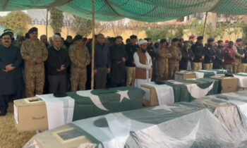 کوئٹہ:  شہید پولیس اہلکاروں کی نماز جنازہ ادا، محسن نقوی سمیت اعلیٰ حکام کی شرکت