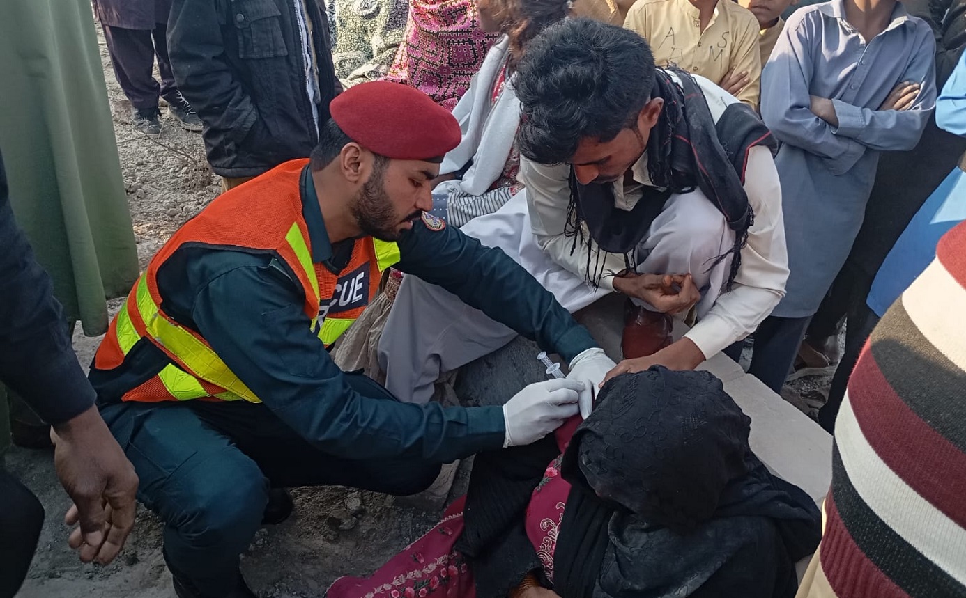 احمدپور شرقیہ: باراتی بس گرڈ اسٹیشن کے قریب الٹ گئی، 3 خواتین زخمی