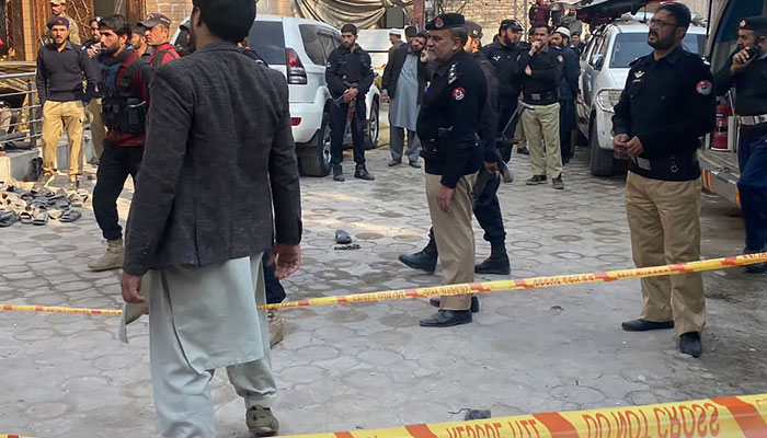  گومل بازار روڈ پر پولیس کی بکتر بند گاڑی کے قریب دھماکا، 5 اہلکار شہید