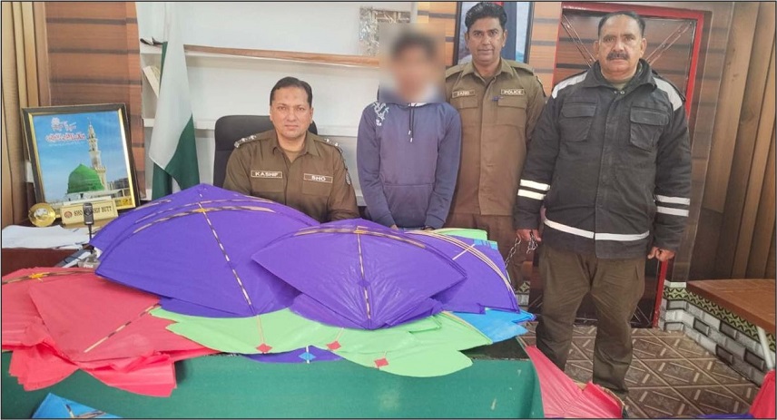 سیالکوٹ: پولیس کا خونی کھیل پتنگ مافیا کے خلاف کریک ڈاؤن، سینکڑوں پتنگیں اور کیمیکل ڈوریں برآمد، ملزم گرفتار