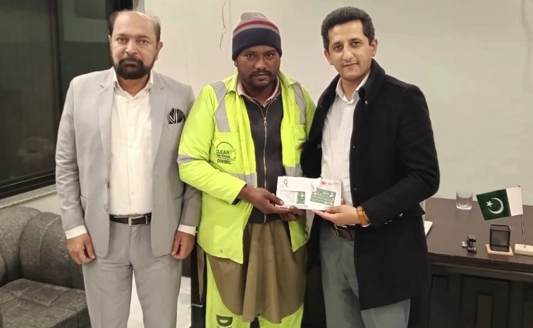 ڈیرہ غازی خان: ستھرا پنجاب پروگرام کے تحت صفائی ورکرز میں راشن کارڈز کی تقسیم