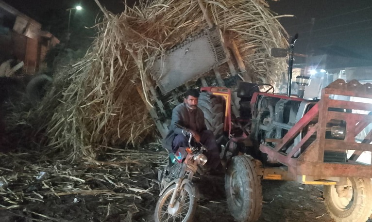 اوباڑو: مرید شاخ میں ٹرالی الٹنے سے ٹریفک کئی گھنٹے معطل، انتظامیہ کی غیر موجودگی سے شہری پریشان