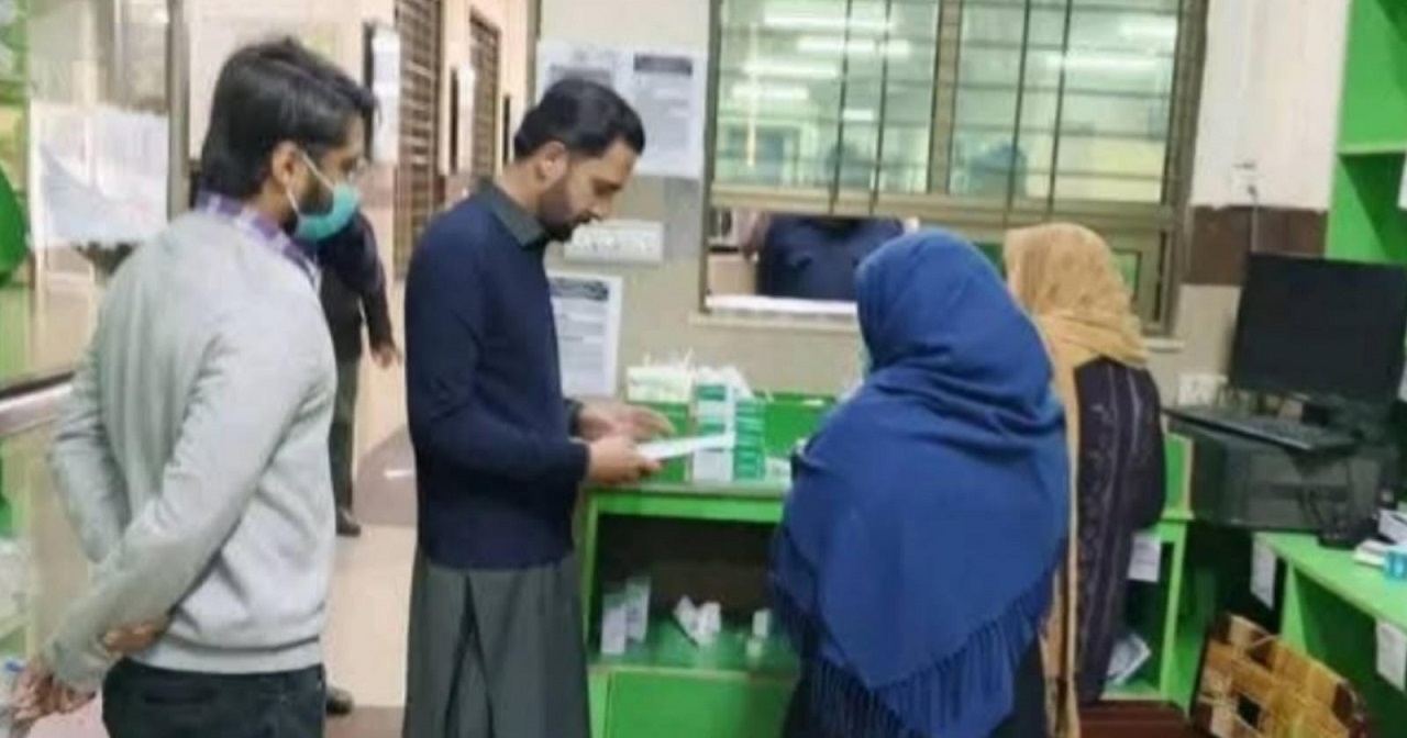 اوکاڑہ: اسسٹنٹ کمشنر کا ڈی ایچ کیو ہسپتال کا اچانک دورہ، طبی سہولیات کا سخت جائزہ