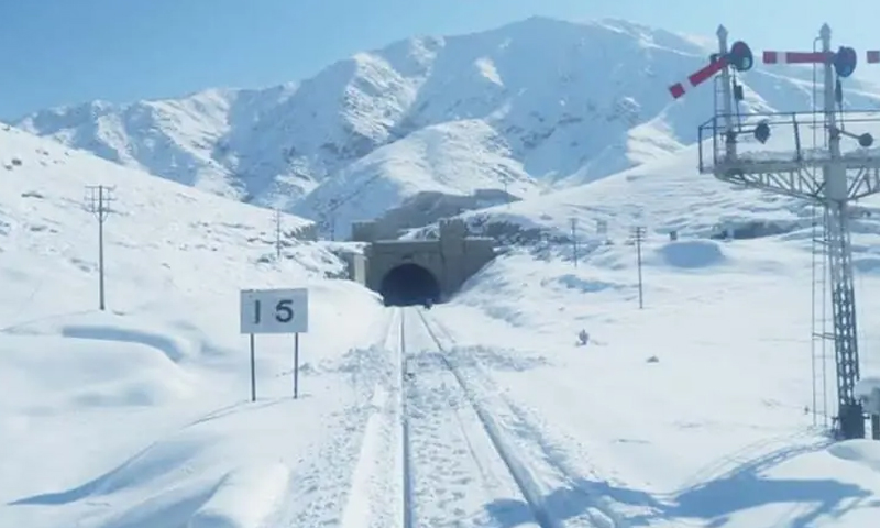 بلوچستان میں شدید برفباری اور مشکلات کے باوجود پاک فوج ریلوے ٹریکس کی نگرانی پر مامور