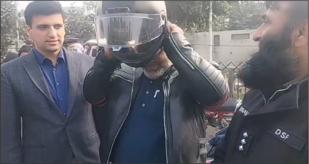 وائرل ویڈیو کے بعد ’’چاچا ہیلمٹ‘‘ کو آخرکار فِٹ ہیلمٹ مل گیا