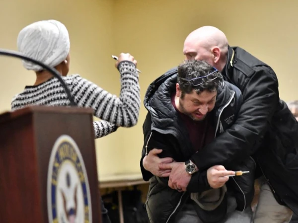 امریکی مسلم رکن کانگریس الہان عمر پر خطاب کے دوران حملہ