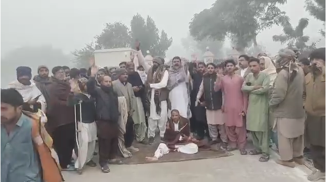 میرپور ماتھیلو: ڈکیتی اور فائرنگ کے واقعے کے خلاف انڑ برادری اور شہریوں کا ایس ایس پی گھوٹکی آفس کے سامن احتجاج