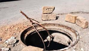 شکارپور:میونسپل انتظامیہ کی مجرمانہ غفلت،کھلے گٹر نے ایک اور معصوم جان نگل لی