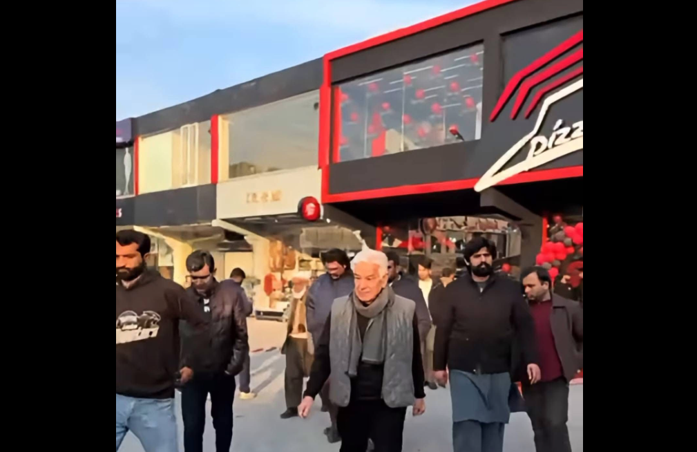 خواجہ آصف کو سیالکوٹیوں نے "ماموں” بنا دیا،نقلی پیزا ہٹ برانچ کا افتتاح کروا دیا