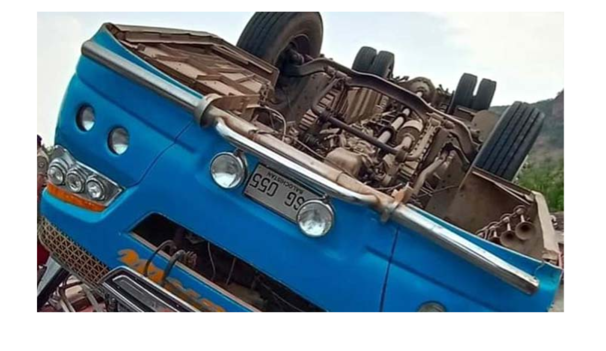 گوادر میں تیز رفتار مسافر کوچ حادثے کا شکار، 9 افراد جاں بحق، 15 زخمی