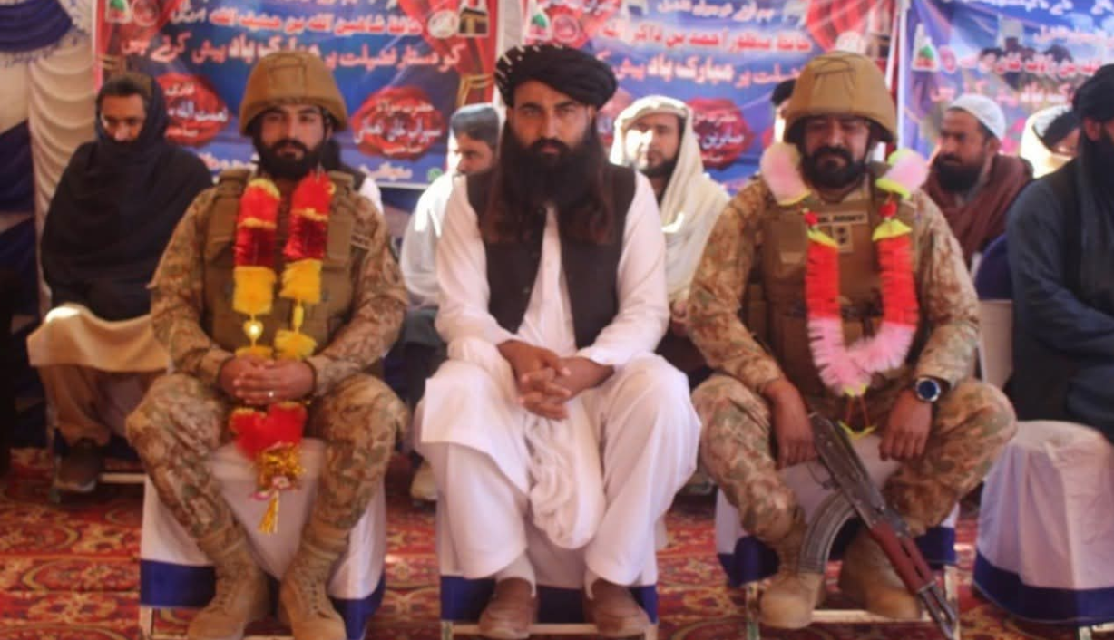 میران شاہ میں پاک فوج کے افسران کی دار العلوم عربیہ کی دستار بندی تقریب میں شرکت