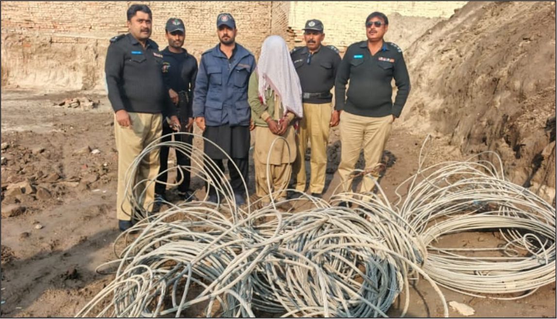 میرپورماتھیلو: تھانہ داد لغاری پولیس نے مطلوب ملزم صفدر علی کو واپڈا کی چوری شدہ تاروں سمیت گرفتار کر لیا