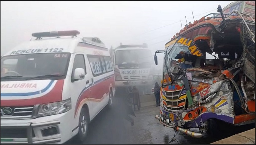 سیالکوٹ: شدید دھند کے باعث مسافر بس ٹریکٹر ٹرالر سے ٹکرا گئی، دو افراد جاں بحق، ایک زخمی