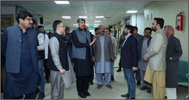 اوکاڑہ: کمشنر ساہیوال اور ایم این اے کا ڈی ایچ کیو ہسپتال ساؤتھ سٹی کا دورہ، طبی سہولیات پر اطمینان