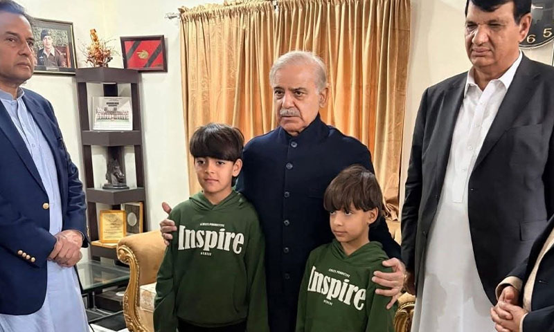 وزیرِاعظم کی لیفٹیننٹ کرنل شہزادہ گل فراز شہید کے اہلخانہ سے ملاقات