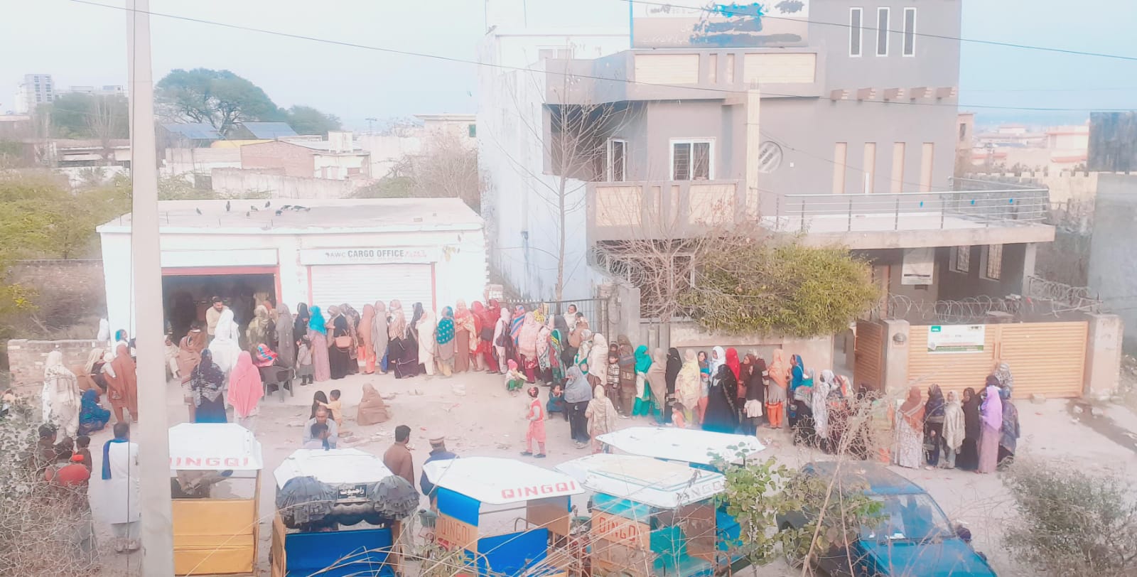 گوجرخان بی آئی ایس پی دفتر میں سفید پوشی کا جنازہ، امداد کے نام پر تذلیلِ نسواں