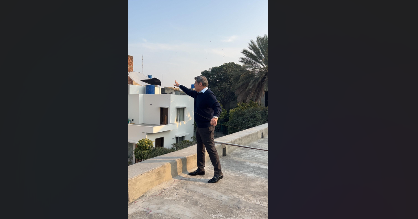 لاہورمیں بسنت، مبشر لقمان بھی پتنگ اڑانے چھت پر پہنچ گئے