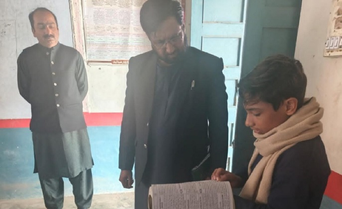 اوکاڑہ:سی ای او ایجوکیشن کا سرکاری سکولوں کا دورہ، تدریسی عمل کا جائزہ