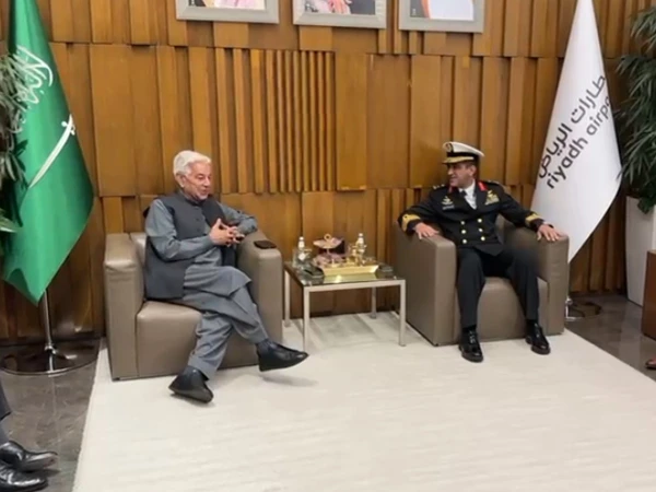 خواجہ آصف سرکاری دورے  پر سعودی عرب پہنچ گئے