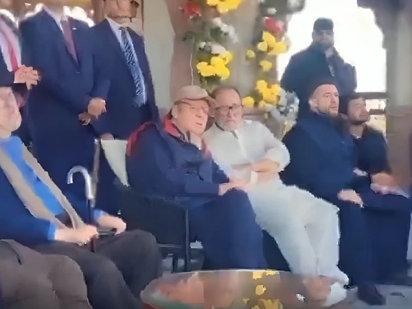 نواز شریف بھی دوستوں کے ساتھ بسنت میں شریک