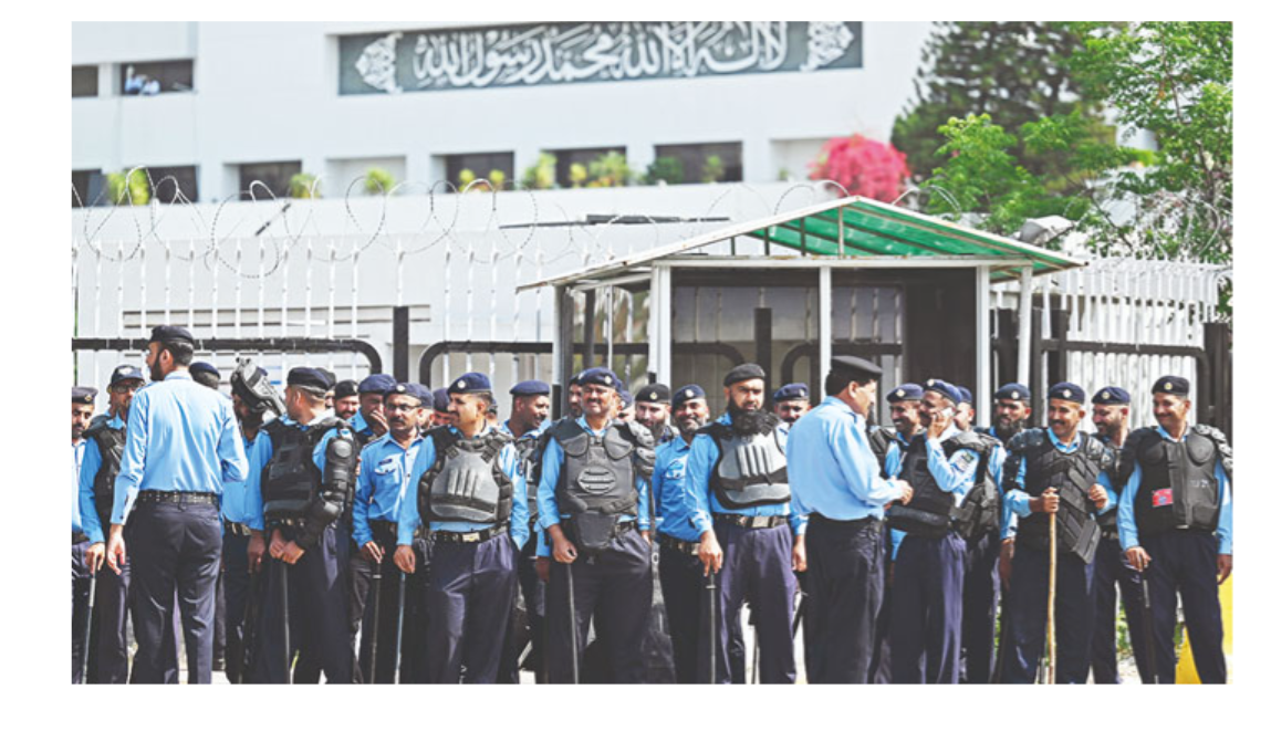 تحریک تحفظ آئین پاکستان، پی ٹی آئی کا دھرناجاری،پارلیمنٹ ہاؤس کو تالے لگ گئے