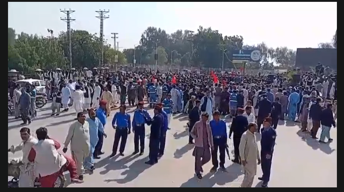 سکھر: سیپکو کی مبینہ کرپشن چھپانے کا انوکھا طریقہ، افسران و ملازمین کا دفتر چھوڑ کر احتجاج