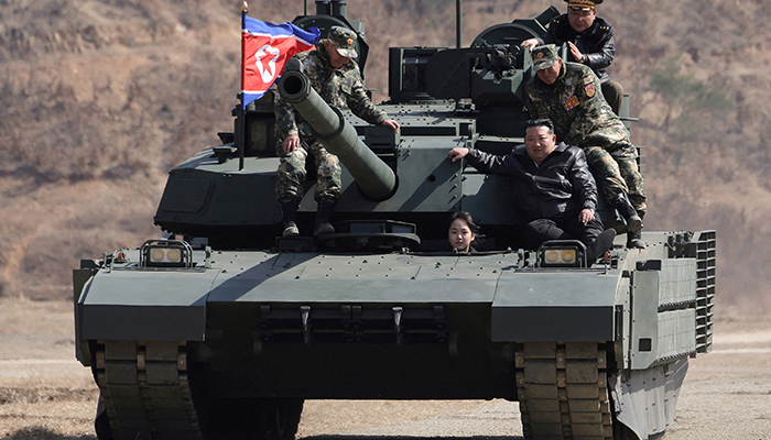  کم جونگ اُن کی بیٹی ٹینک چلاتے ہوئے منظرعام پر، فوجی مشق میں شرکت